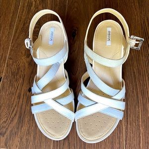 NWT GEOX heeled leather sandals in white & platinum.